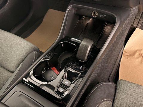 Volvo XC40 2.0 B3 MHEV Plus Dark DCT Auto Euro 6 (s/s) 5dr 27