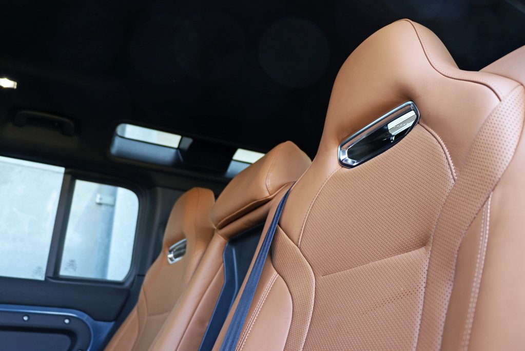 Defender 110 Commercial 19