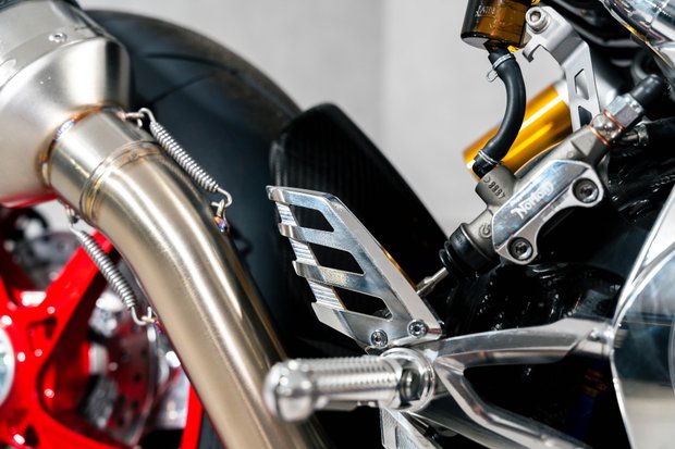 Norton V4 SV. MANX. PLATINUM BODYWORK. ÖHLINS SUSPENSION. RED OZ ALUMINIUM WHEELS 4