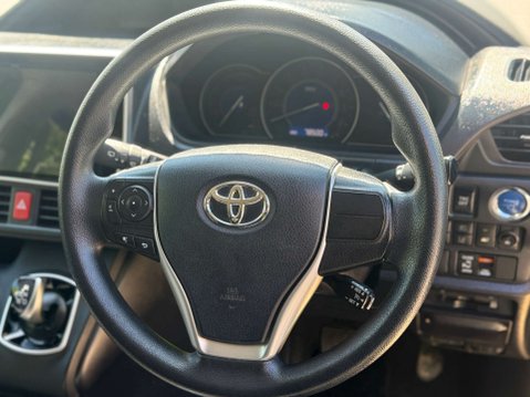 Toyota Noah Hybrid 1.8 41