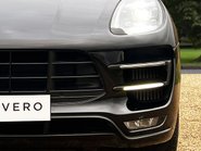 Porsche Macan TURBO PDK 18