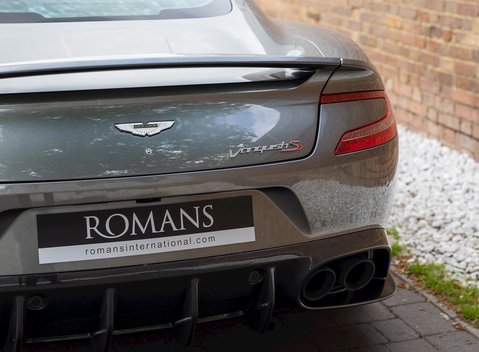 Aston Martin Vanquish S 22