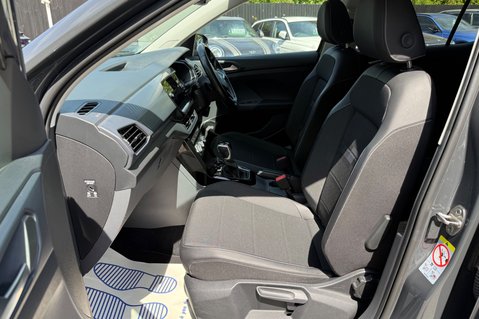 Volkswagen T-Cross SE TSI DSG - ONE OWNER - APPLE CAR PLAY - PARKING SENSORS- FULL SERVICE HIS 3