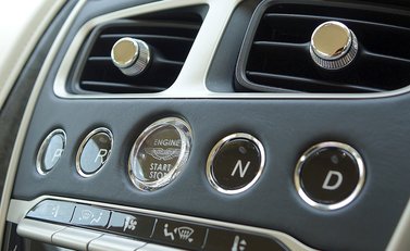 Aston Martin DB11 17