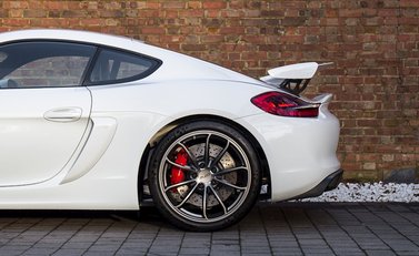 Porsche Cayman GT4 8