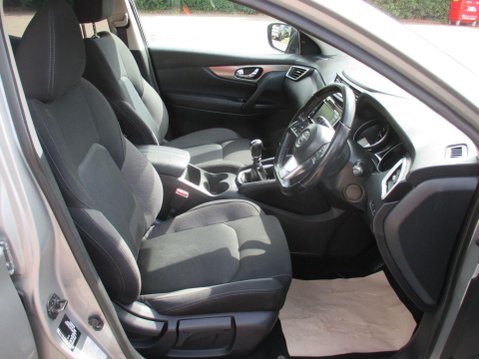 Nissan Qashqai 1.3 DIG-T N-Connecta Euro 6 (s/s) 5dr 25