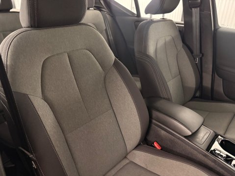 Volvo XC40 2.0 B3 MHEV Plus Dark DCT Auto Euro 6 (s/s) 5dr 9