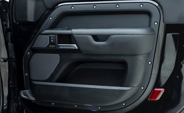 Land Rover Defender 90 V8 Bond Edition 20