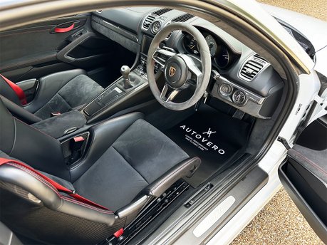 Porsche Cayman GT4 40