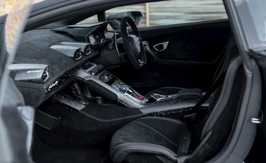 Lamborghini Huracan LP640-4 Performante 14