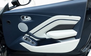 Aston Martin V8 Vantage Roadster 20