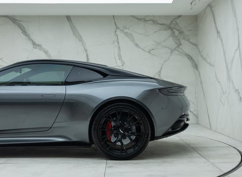 Aston Martin DB12 V8 32