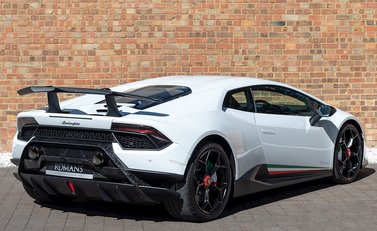 Lamborghini Huracan LP640-4 Performante 7