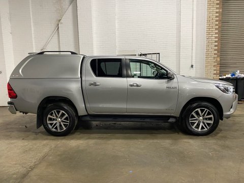 Toyota Hilux INVINCIBLE 4WD D-4D DCB 2