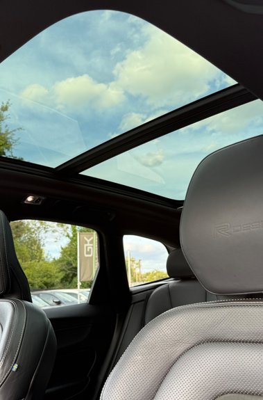 Volvo XC60 T5 R-DESIGN PRO AWD -ONE OWNER - 7 VOLVO SERVICES 