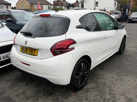 Peugeot 208 PURETECH BLACK EDITION 6