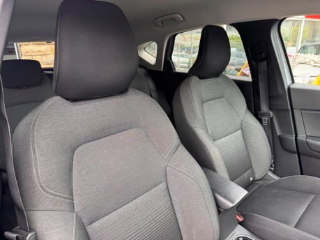 Renault Captur ICONIC TCE 11