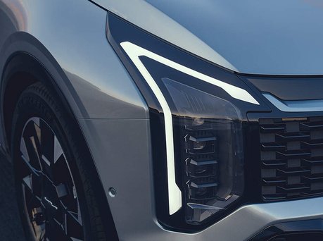 Close-up image of new Sportage bumper and grille.