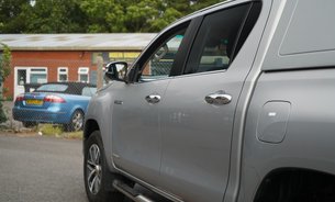 Toyota Hilux INVINCIBLE 4WD D-4D DCB FSH Fresh MOT Recent New Rear Tyres Tow Bar 1 Owner 5