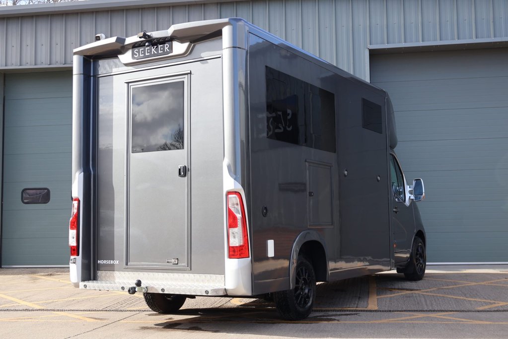 Renault Master 3.5 ton Coach Built Freddie Gover Horsebox with uprated suspension alloys  6