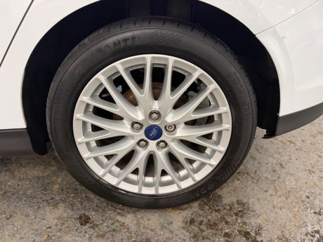 Ford Focus 1.0T EcoBoost Zetec Navigator Euro 5 (s/s) 5dr 23
