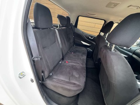 Nissan Navara 2.3 Navara N-Connecta dCi 4WD 5dr 24