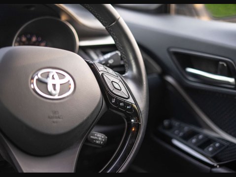 Toyota C-HR 1.8 C-HR-Dynamic HEV CVT 5dr 18