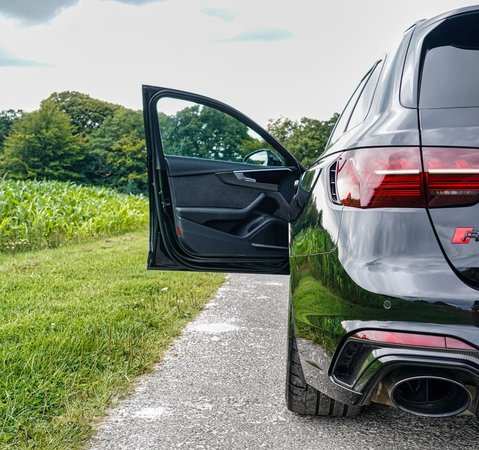 Audi RS4 CARBON BLACK 1