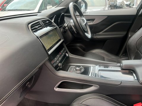 Jaguar F-Pace R-SPORT AWD 12