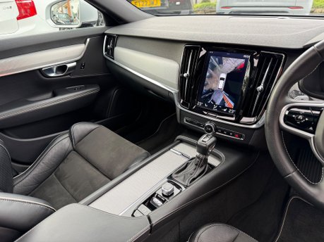 Volvo V90 2.0 D5 PowerPulse R-Design Pro Estate 5dr Diesel Auto AWD Euro 6 (235PS) 32