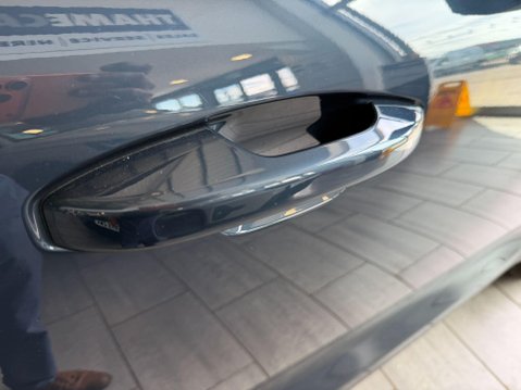 Volvo XC40 2.0 B4 MHEV Plus Dark DCT Auto Euro 6 (s/s) 5dr 22