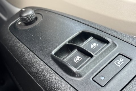 Peugeot Boxer 333 L1 H1 120 ps BlueHdi Professional - Sat Nav & Air Con 33