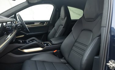 Porsche Cayenne TURBO E-HYBRID COUPE WITH GT PACKAGE 17