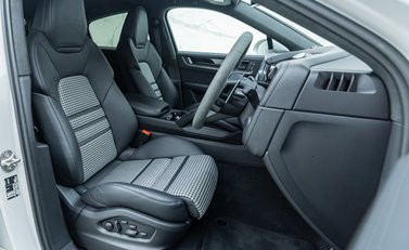 Porsche Cayenne TURBO E-HYBRID COUPE 14