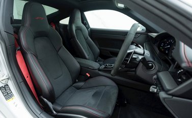 Porsche 911 (992) Carrera 4 GTS 10