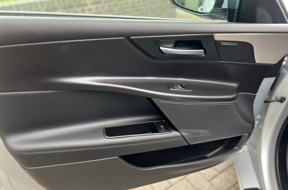 Jaguar XE 2.0 D PORTFOLIO AUTO 32