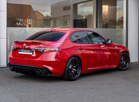 Alfa Romeo Giulia QUADRIFOGLIO 4