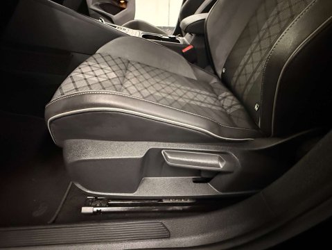 Volkswagen Golf 1.5 Golf R-Line eTSI Semi-Auto 5dr 50