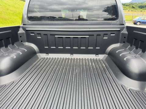 Toyota Hilux 2.4 HI-Luxury Invincible D-4D 4WD Double Cab Auto 4WD 5dr 9