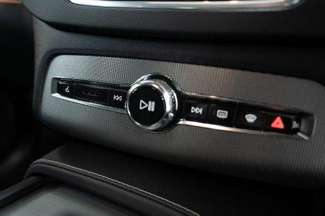 Volvo XC90 2.0 B5 MHEV R-Design SUV 5dr Diesel Hybrid Auto 4WD Euro 6 (s/s) (235 ps) 21