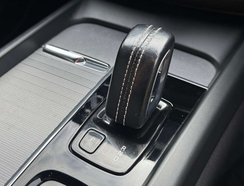Volvo XC60 2.0 XC60 R-Design B5 MHEV Auto 5dr 32