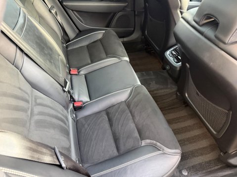 Volvo V90 2.0 B5 MHEV R-Design Auto Euro 6 (s/s) 5dr 35