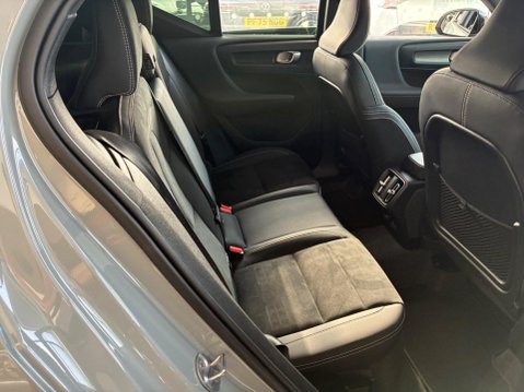 Volvo XC40 2.0 B4 MHEV Plus Dark DCT Auto Euro 6 (s/s) 5dr 12