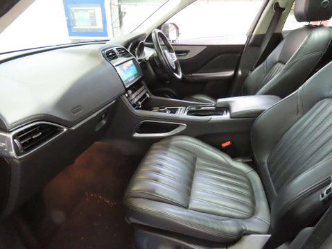 Jaguar F-Pace 2.0 D240 Portfolio SUV 5dr Diesel Auto AWD Euro 6 (s/s) (240 ps) 7