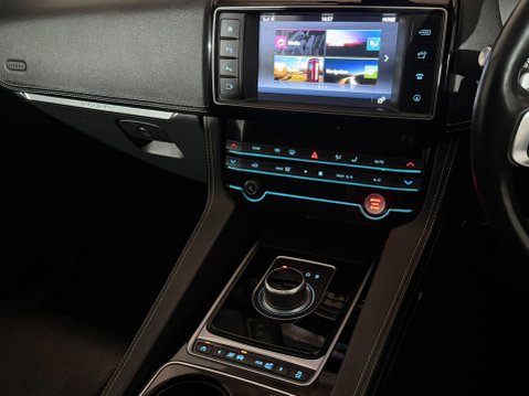 Jaguar F-Pace V6 S AWD 16