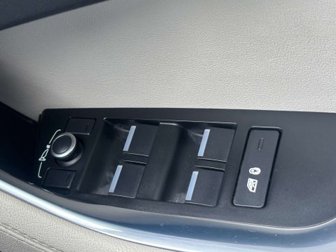 Jaguar XE 2.0 D180 R-Dynamic SE Saloon 4dr Diesel Auto Euro 6 (s/s) (180 ps) 25