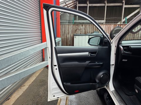 Toyota Hilux INVINCIBLE 4WD D-4D DCB 20