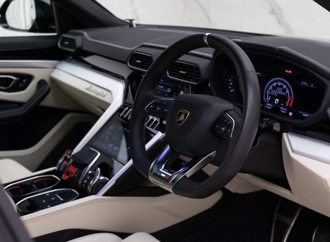 Lamborghini Urus V8 5