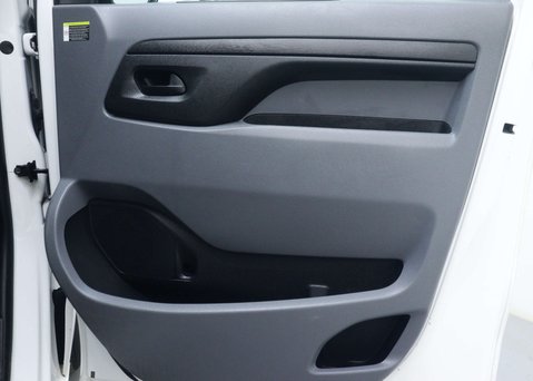 Vauxhall Vivaro 3100 75kWh Dynamic Panel Van 5dr Electric Auto L2 H1 (136 ps) 32