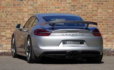 Porsche Cayman GT4 11